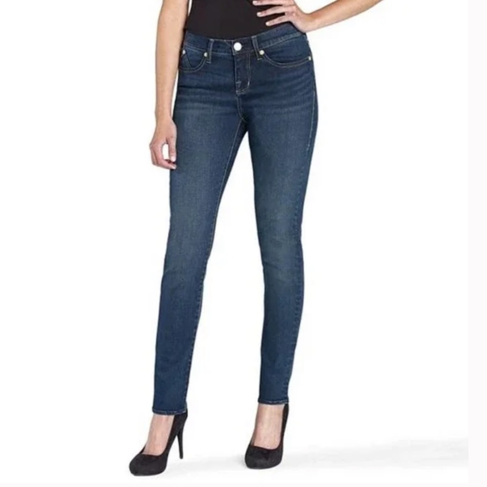 Rock & Republic Berlin Straight Leg Skinny Denim Jeans Studded R Back Pocket